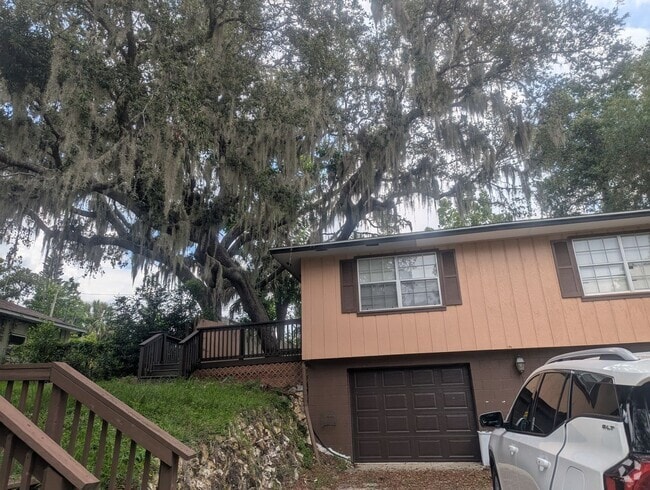 Building Photo - Great family home with swimming pool and g...