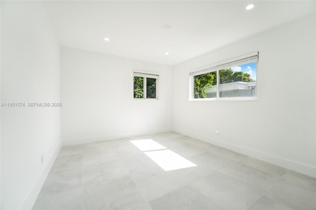 Photo - 857 W 34th St