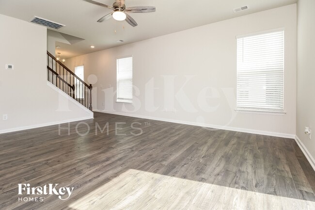 Photo - 212 Ashborne Ln