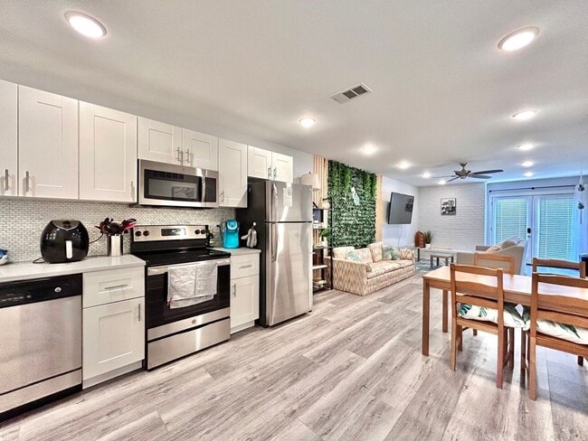 Photo - 909 Reinli St