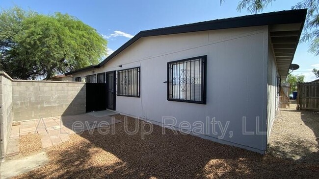 Building Photo - 419 E Thoroughbred St Rental