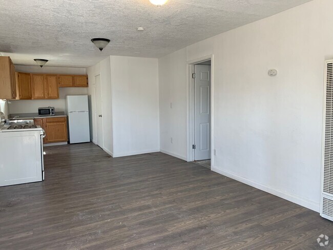 Building Photo - Charming 1 Bed / 1 Bath Duplex with Drivew... Rental