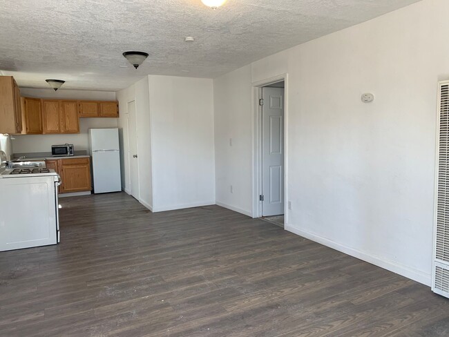 Charming 1 Bed / 1 Bath Duplex with Drivew... - Charming 1 Bed / 1 Bath Duplex with Drivew... Casa