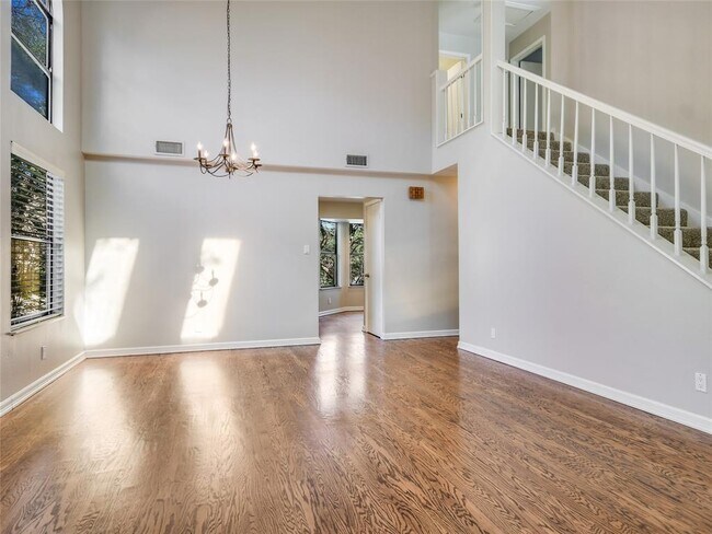 Photo - 108 W Spring Dr