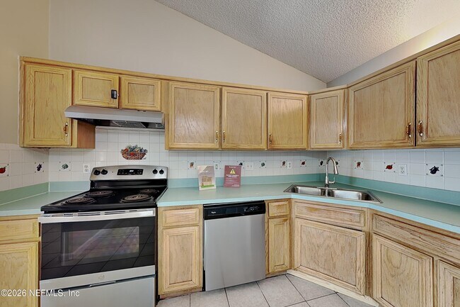 Photo - 1883 MacKenzie Ct S