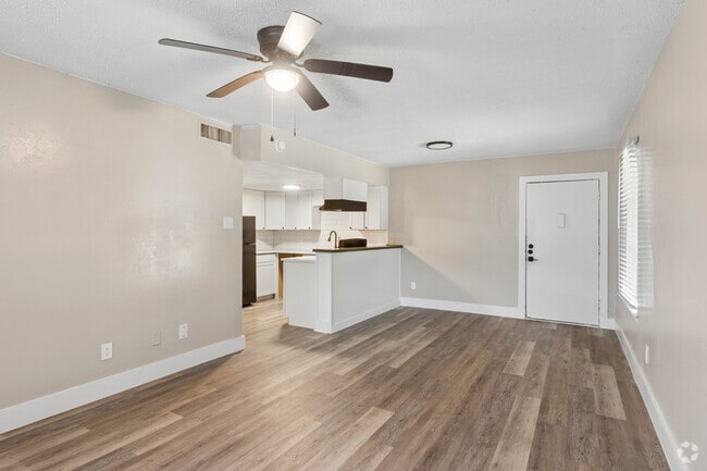 2BR, 2BA - 1,000SF - Living Room