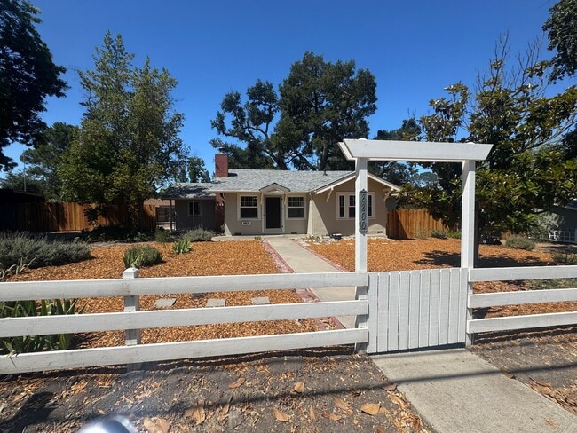 Building Photo - 3 Bedroom, 2 Bath Home for Lease