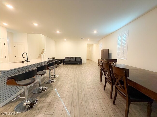 Photo - 9827 Cluny Ave