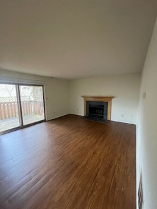 Photo - 3 bedroom, 2.5 bath townhome: Cedar Grove Townhomes. *6-MONTH LEASES ACCEPTED!* Unit 718 West 17th Street