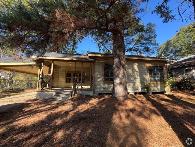 Building Photo - Cute 3 Bedroom Home