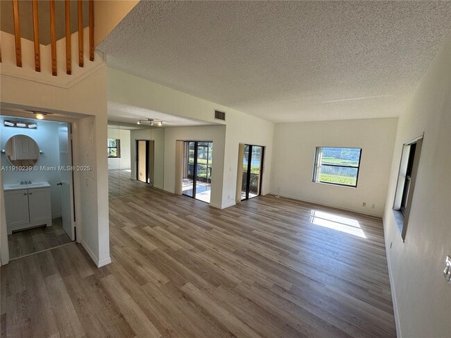 Photo - 573 Racquet Club Rd Casa