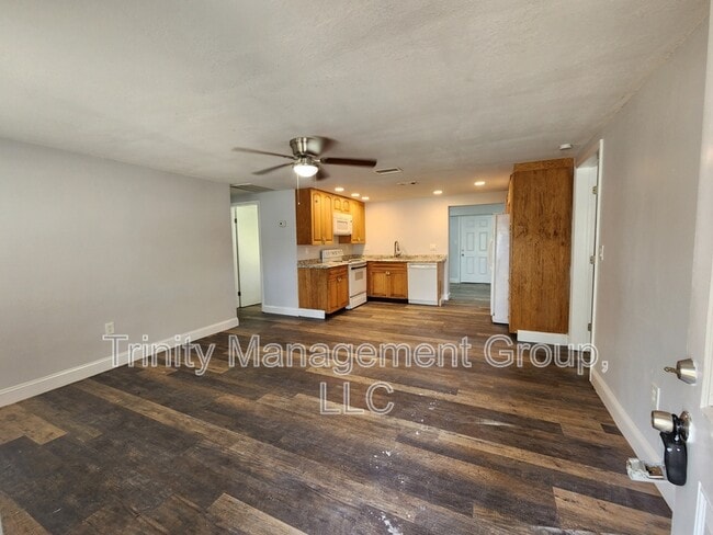 Photo - 7826 Bolam Ave
