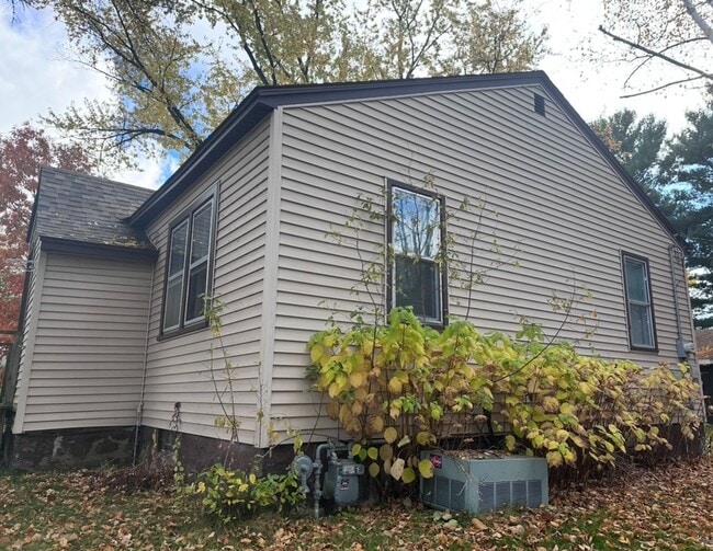 Photo - Click the “Apply Now” button or email wapmrentals@gmail.com for a prompt response.