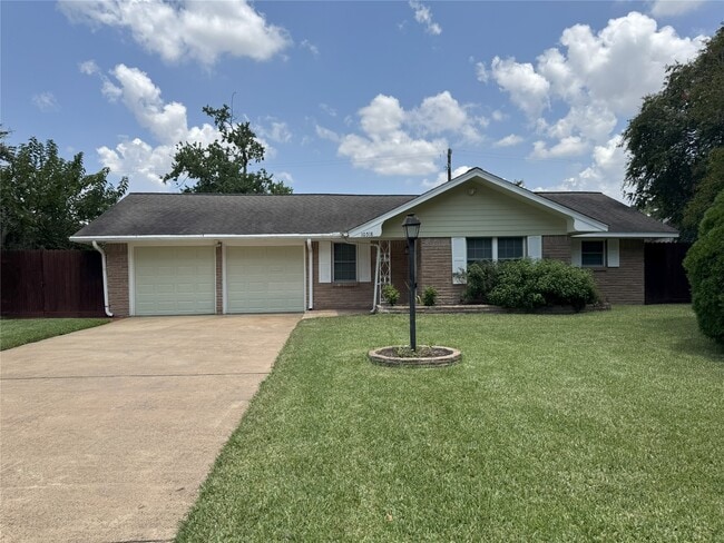 Building Photo - 10518 Hazelhurst Dr Rental