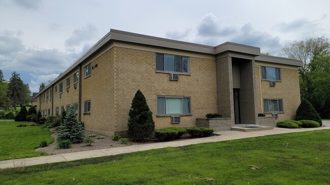 Building Photo - 10 Oak Ave Unit 210