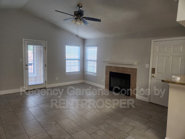 Photo - 5600 Devonbriar Way Unidad 305