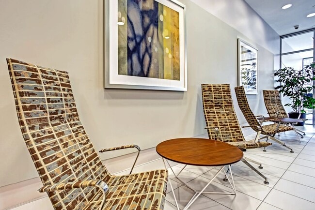 Photo - 2555 N Clark St