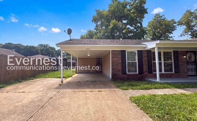 Photo - 3 Bed/2 Bath Home with Carport / Available Now!