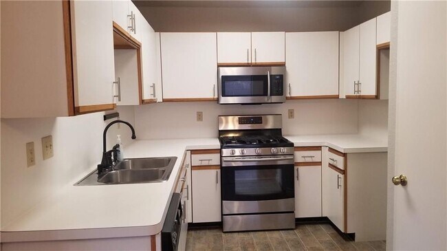 Photo - 1011 Markham Ln