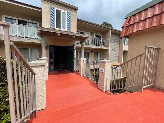 Building Photo - Beautiful 2 Bed 2 Bath Apartment Located in Carlsbad Unit 123