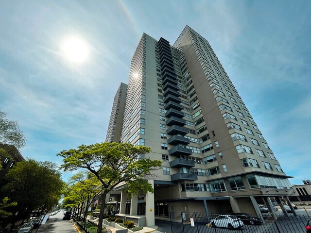 Building Photo - 6301 N Sheridan Rd Unit 4J Rental