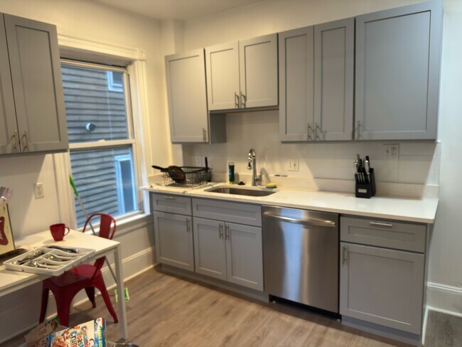 Building Photo - 142 Calumet St Unit 2