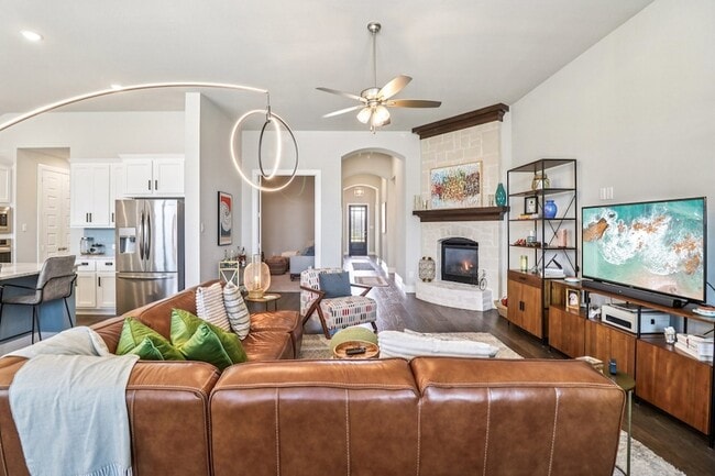 Photo - 847 Longbranch Way