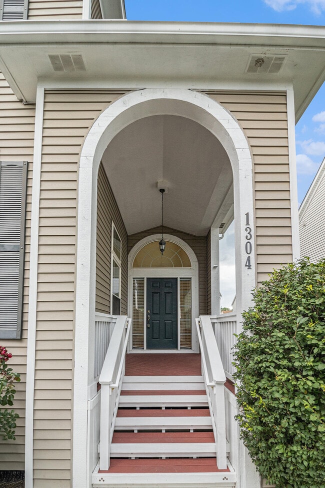 Building Photo - 1304 N Bay Dr