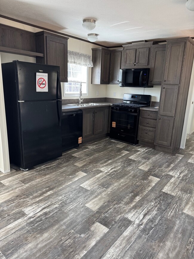 Building Photo - 10 Saratoga Dr