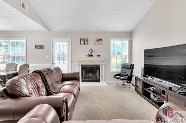 Photo - Beautiful 3 bed 2 bath house- Pet Friendly!