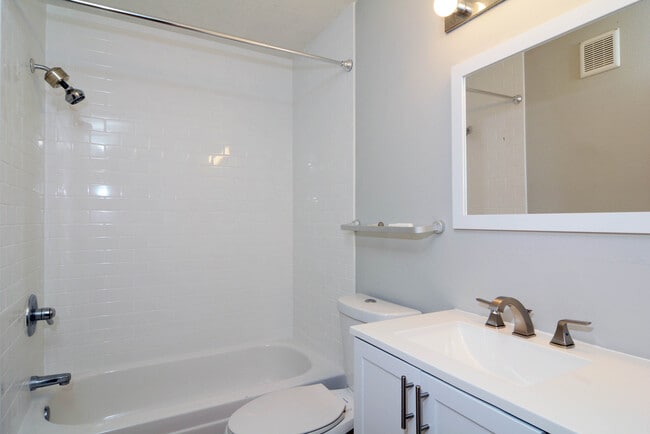 Building Photo - 770 W Village Rd Unit 103