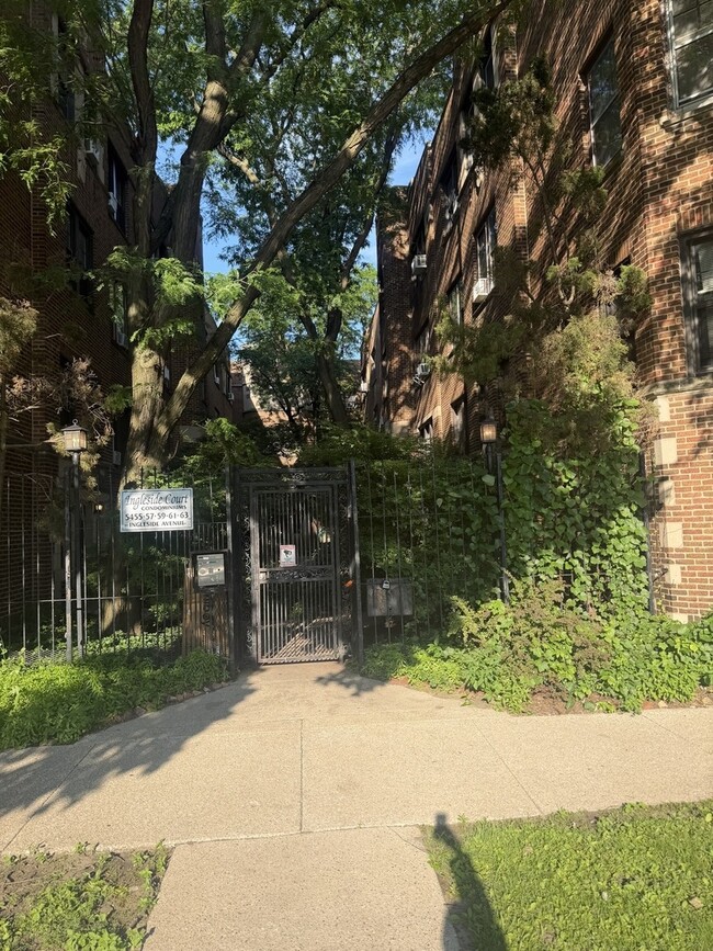 Building Photo - 5463 S Ingleside Ave