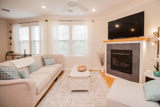 Building Photo - 1008 Tremont St Unit 3