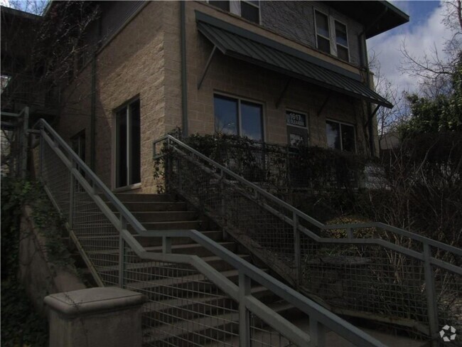 Building Photo - 1615 W Oleander St Unit 1615 West Oleander Street #210 Rental
