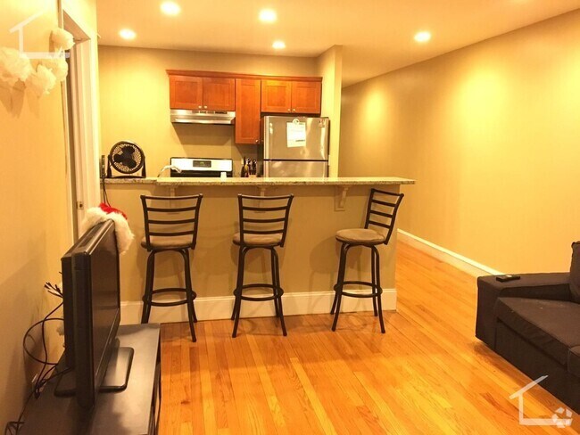 Building Photo - Central BU Location! Walk to School Centra... Rental