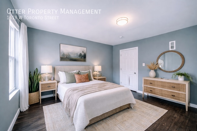 Photo - 1619 W Toronto St