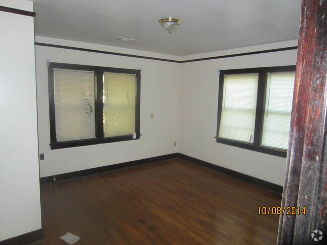 Building Photo - Hardwoods and Formal Living Rental