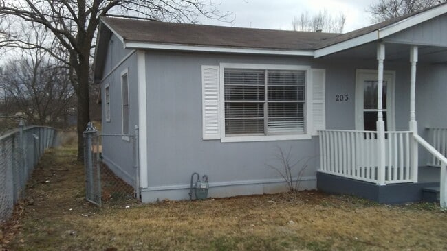 Photo - 203 W Eagle St
