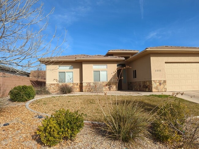 Building Photo - 4 Bedroom Home Near Pine View High School With 2 Car Garage