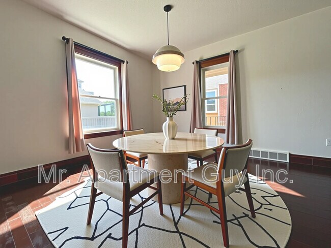 Photo - 323 Queenston Rd