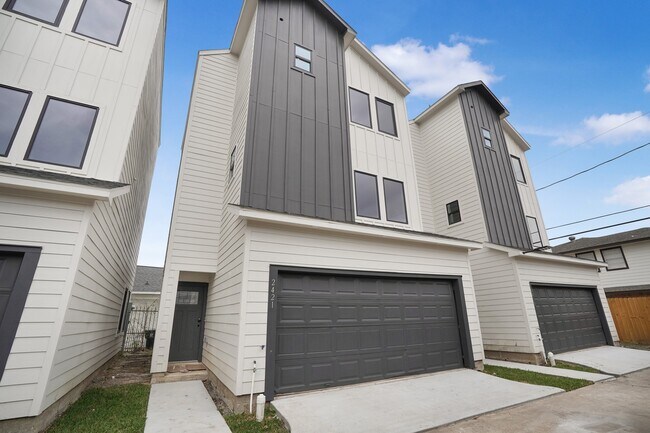 Photo - 2419 Rosewood St