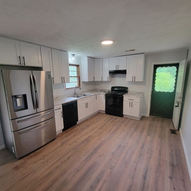 Photo - 3/1 Brick Ranch-Cookeville City-Carport