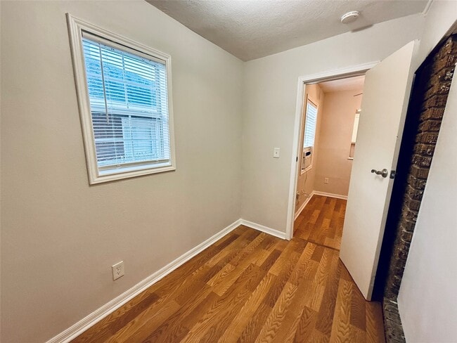 Photo - 3921 Woodleigh St