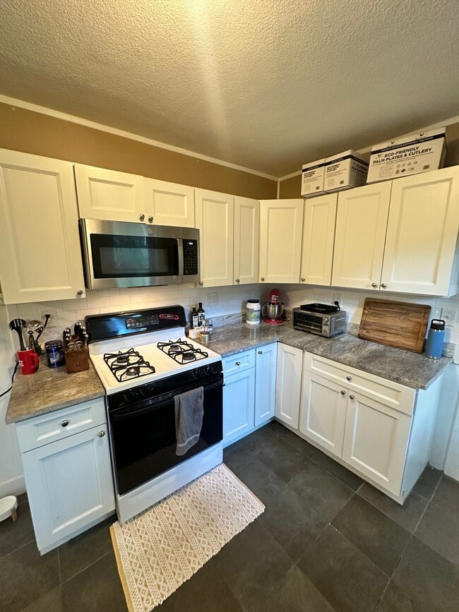 Building Photo - 17 Orrin St Unit #2 Rental