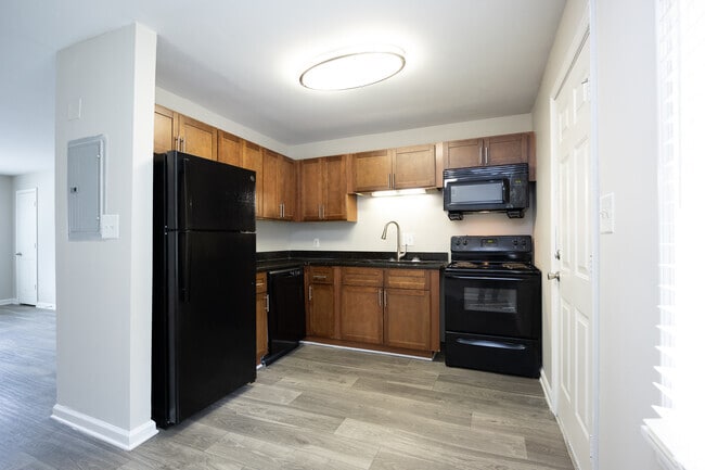1BR, 1BA - 725SF - Kitchen