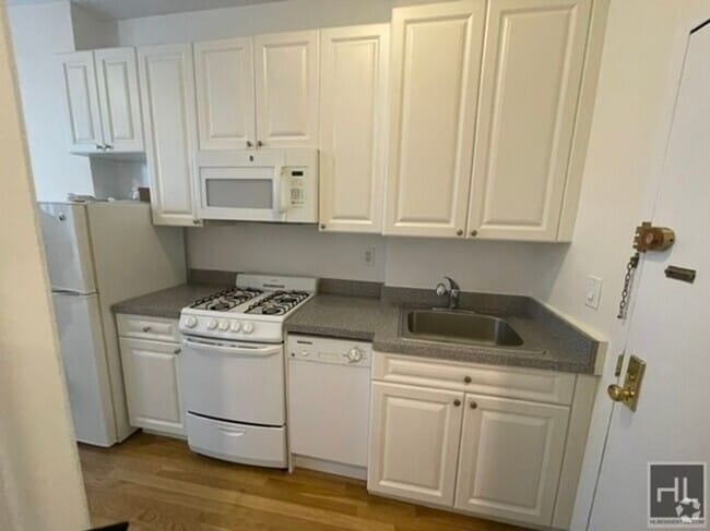 Building Photo - THIRD AVENUE Rental
