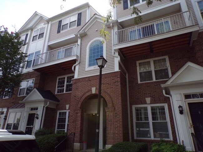 Building Photo - Two Bedroom, Two Level Condo Near Van Dorn...