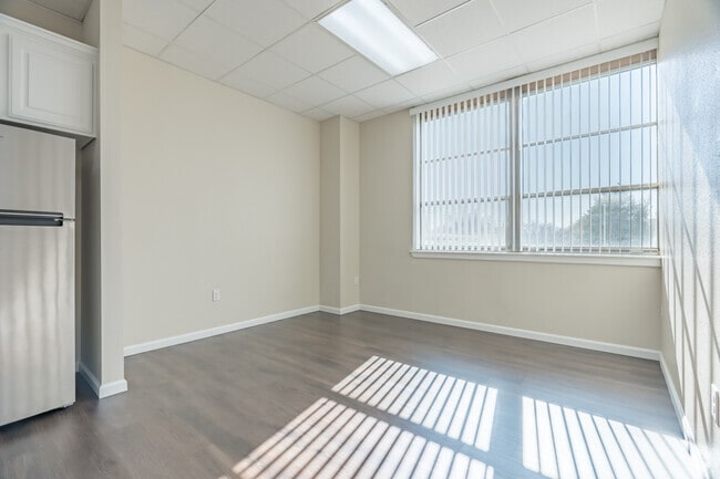 1BR, 1BA - 700SF - Living Room - Alamo School Lofts