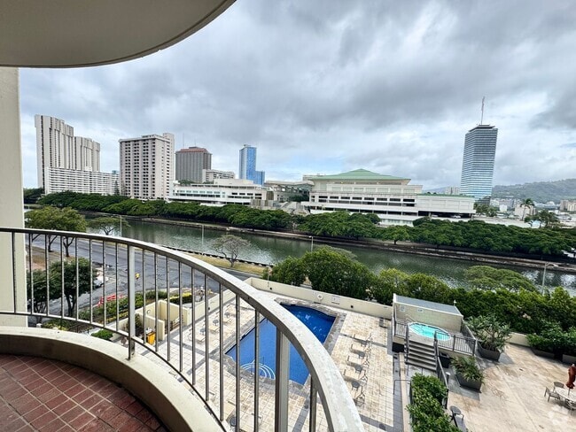 Building Photo - 2 bed, 2 bath, 1 parking condo in the hear...