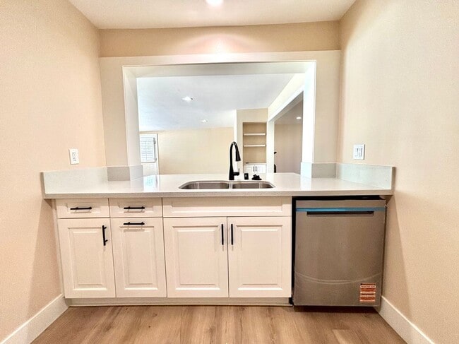 Photo - 2013 Victoria Dr